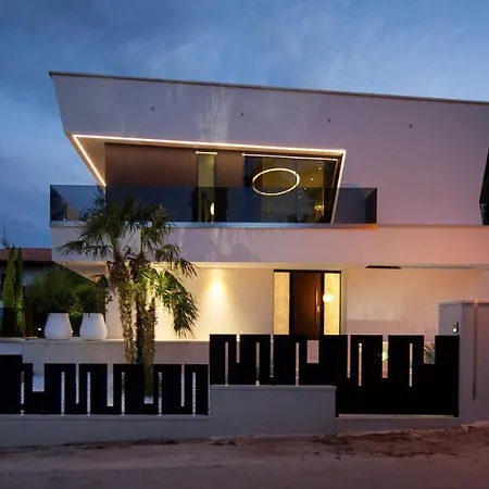 Chic 4 Bedrooms Istrian Star Close To Centre Private Heated Pool