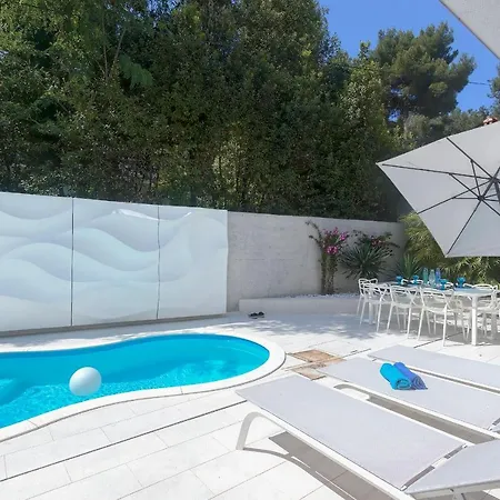 Chic 4 Bedrooms Istrian Star Close To Centre Private Heated Pool